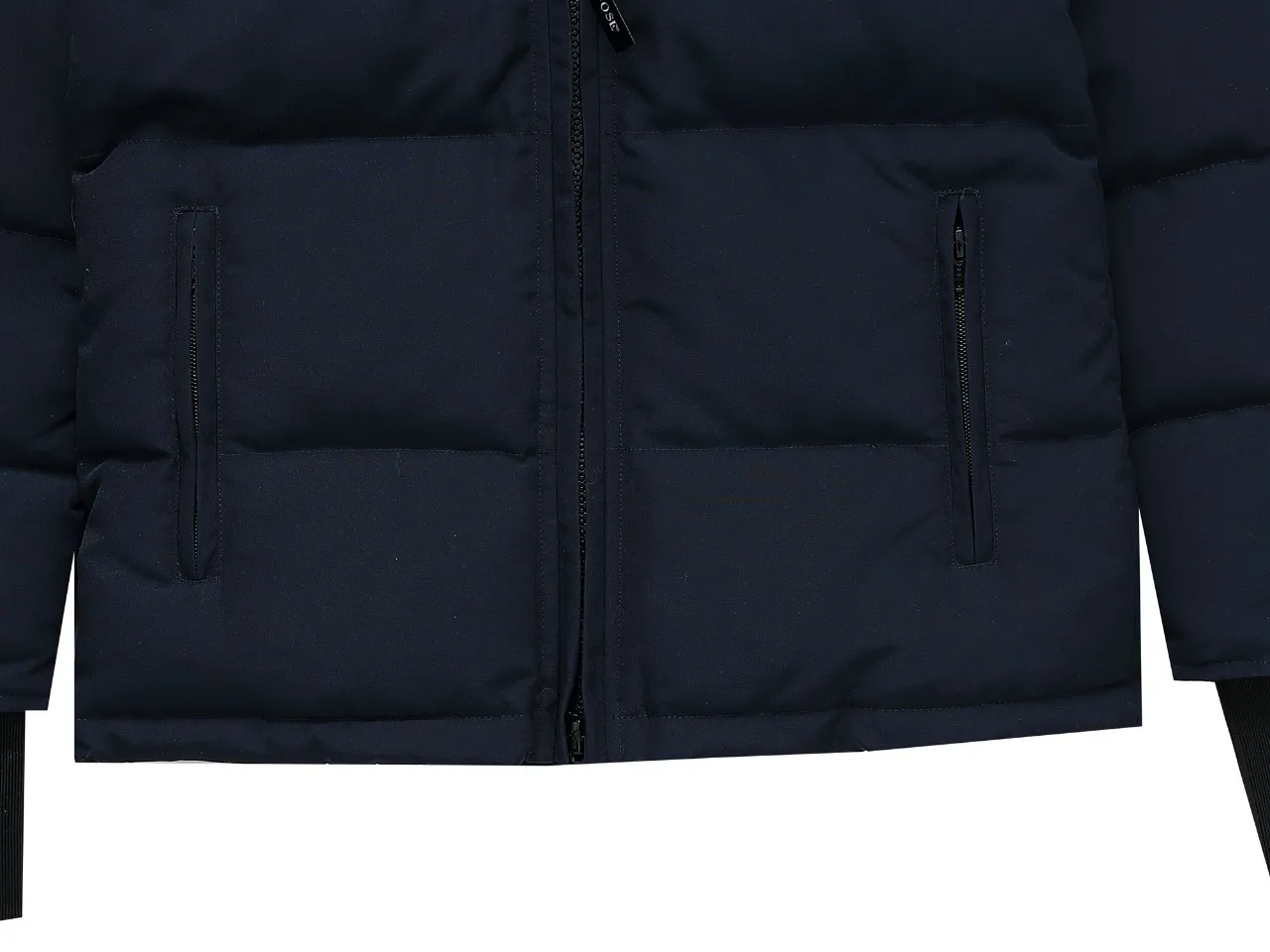 P840 Canada Goose Canada Goose #Expedition04 Parker, a treasure of Canadian origin! Limited supply worldwide! Canada Goose Model 04 is a top-notch couple model. The polar cold-proof outdoor series fur collar detachable hooded parka down jacket is the first Goose in 2024. I hope my partners will like it. Peak quality. I hope everyone can identify it together! The most popular cool items of the Big Goose family in 2024 are online. The same popular product of Yi Yang Qianxi is said to be a joint limited edition Big Goose that cannot be bought in autumn and winter. If you dislike the sameness of the Big Goose in the past, then this model will definitely give you a different experience! This year's most powerful couple's collection for autumn and winter is online, a top-notch luxurious ready-to-wear style, paired with an outdoor warm down jacket with great style and charm! The most standard and classic items of the Daye family in the past two years are equipped with unique reflective stripes for embellishment, which further shows the high-end fashion performance effect. With the embellishment of hardware buckles, it has excellent performance effect. The upper body is clean, simple and elegant, even for urban leisure. It is suitable for various occasions. Designed with large pockets, this model has a large capacity and is equipped with reflective stripes, making it safer at night. It is suitable for various adventure activities. It is made of windproof and waterproof technical materials. The interior is filled with full white duck down, which is absolutely cold-proof and warm. It also has a stand-up collar design and fine fluff at the collar, with meticulous attention to detail! The charm of this model is also more spiritual, and the upper body has more temperament and specifications. It perfectly shows the ultra-high standard of fashionable performance of this model, integrating outdoor and life, and you can even create high-street wear! The most pinnacle limited-edition goose that we have presented so far, both in terms of design and detailed materials, it is completely outstanding. The grand and evergreen version design is matched with cool reflective elements. The overall appearance can be said to be quite high, and it has that kind of powerful outdoor performance! It combines high-end casual attributes with high-street style. It is high-grade, domineering, warm, and beautiful. The visibility of the upper body is quite strong, and the configuration of the owl element is highly brand-recognizable. The overall brand performance and visual effects are fully enhanced, and it also has the high-end sense of fashion and fashionable performance. It is a must-buy product because this is the most awesome down brand on the earth and one of Canada's three national treasure brands. It is also a very sentimental down luxury brand. In the field of polar cold-proof clothing, goose has made an irreplaceable contribution.. SIZE: XS S M L XL XXL Color: black, off-white, red, navy blue, gray
